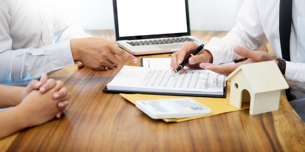 gente-trabajando-computadora-portatil-oficina_1048944-23713569